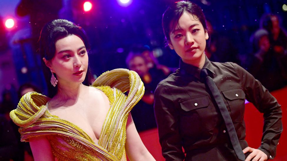 Fan Bingbing (l), Schauspielerin, und Lee Joo Young, Schauspielerin, kommen über den roten Teppich zur Preisverleihung der Berlinale. (Quelle: dpa/F. Sommer)