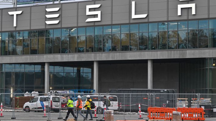 Archivbild: Arbeiter gehen über das Werksgelände der Tesla Gigafactory Berlin-Brandenburg vom US-Elektroautobauer Tesla. (Quelle: dpa/P. Pleul)