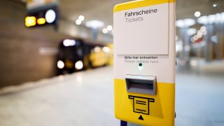 Ein Fahrschein-Entwerter in der Berliner U-Bahn (Bild: dpa/Christoph Hardt)