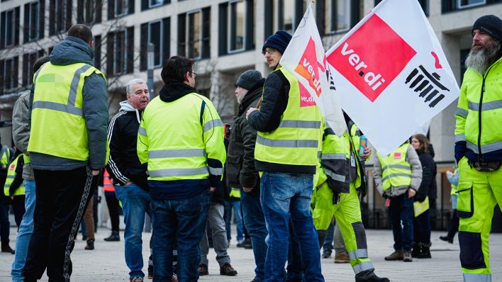 Archivbild: Streikende der Gewerkschaft Ver.di. (Quelle: dpa/J. Krick)
