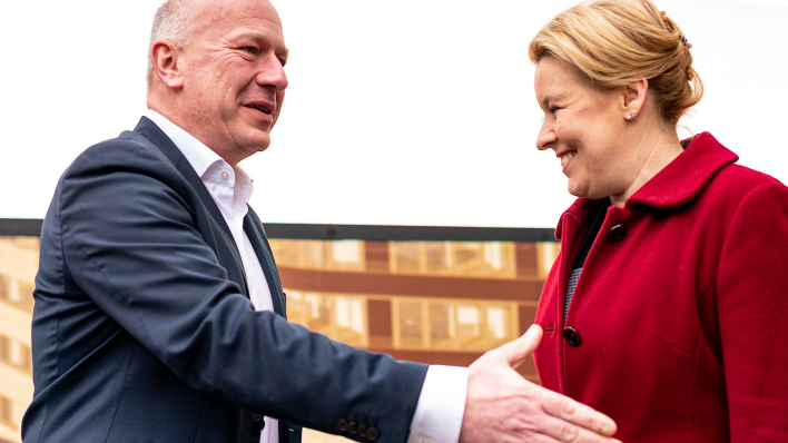 Kai Wegner (CDU, links im Bild) und Franziska Giffey (SPD) stehen nebeneinander. Bild: picture alliance, dpa / Fabian Sommer