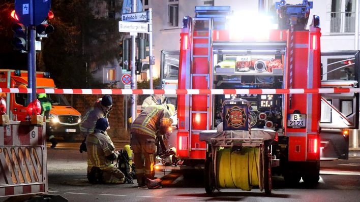 Berliner Feuerwehr ist im Einsatz bei einem Brand in Französisch-Buchholz. (Quelle: dpa/D. Totaro)