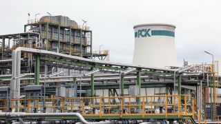 Ein Turm mit einem «PCK»-Logo ist auf dem Gelände der Raffinerie PCK zu sehen. (Quelle: dpa/Jörg Carstensen)