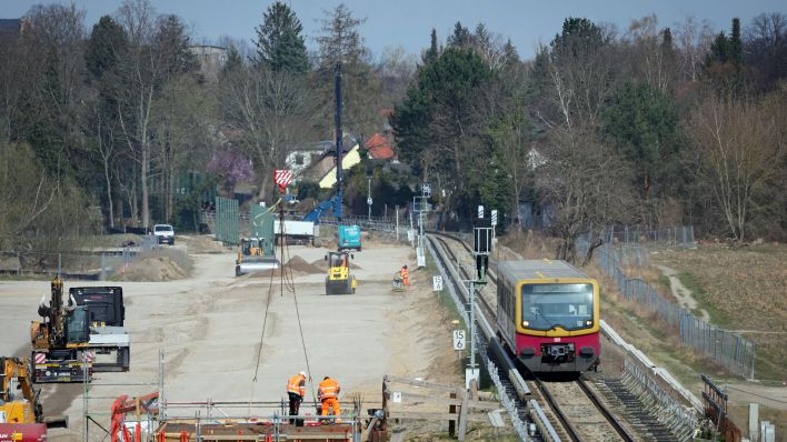 Eine S-Bahn fährt nach dem Baubeginn für die Eisenbahnbrücke des Bauprojektes Dresdner Bahn nach Blankenfelde-Mahlow an der Baustelle vorbei. (Quelle: dpa/Soeren Stache)