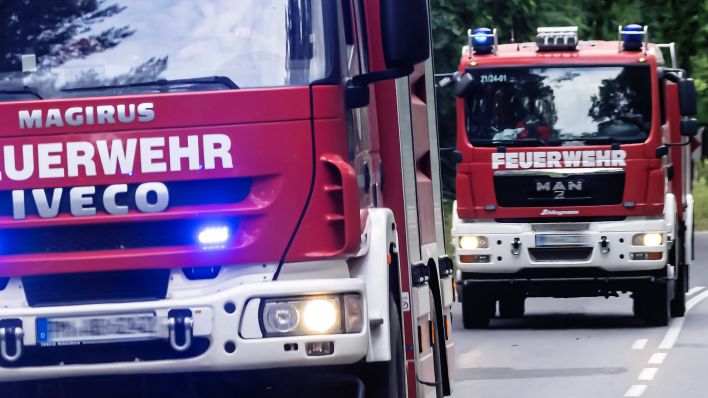 Symbolbild:Feuerwehrautos im Einsatz.(Quelle:imago images/A Hettrich)