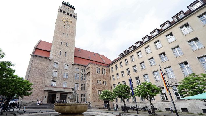 Symbolbild:Das Rathaus Neukölln.(Quelle:imago images/S.Gudath)