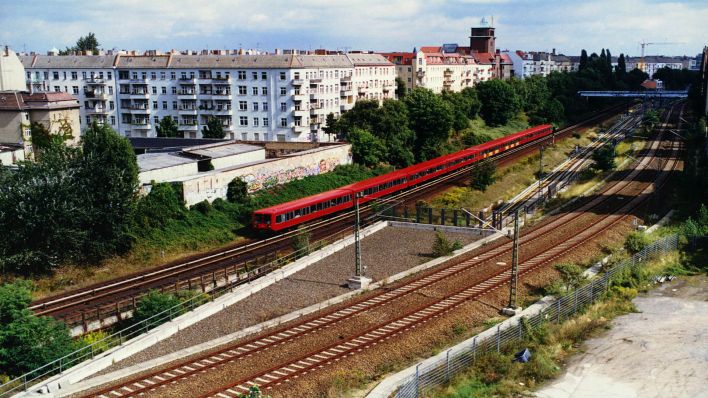 Archivbild:Ein S-Bahnzug der Baureihe 485 kurz vor Einfahrt in den Nordring-Bahnhof Schoenhauser Allee am 14.06.1999.(Quelle:imago images/J.Heinrich).