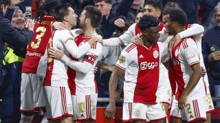 Die Spieler von Ajax Amsterdam jubeln über einen 3:1-Erfolg (Quelle: IMAGO/Pro Shots)
