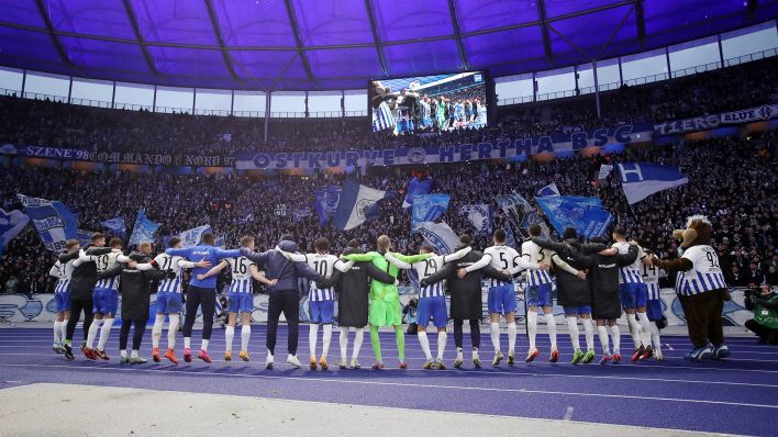 Die Mannschaft von Hertha BSC feiert gemeinsam mit den Fans den Heimsieg gegen den FC Augsburg (imago images/Contrast)