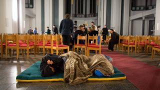 Symbolbild: Flüchtlinge schlafen in der Thomaskirche in Kreuzberg (Quelle: IMAGO/Christian Mang)