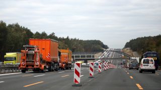 Michendorf, Brandenburg, GER - Strassenbauarbeiten auf der Autobahn A 10 (Bild: imago images/Sabine Brose)
