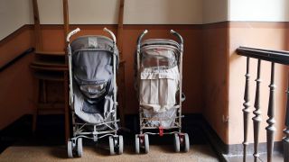 Symbolbild: Zwei Kinderwagen stehen am 07.05.2020 in einem Berliner Treppenhaus. (Quelle: Imago Images/Sabine Gudath)