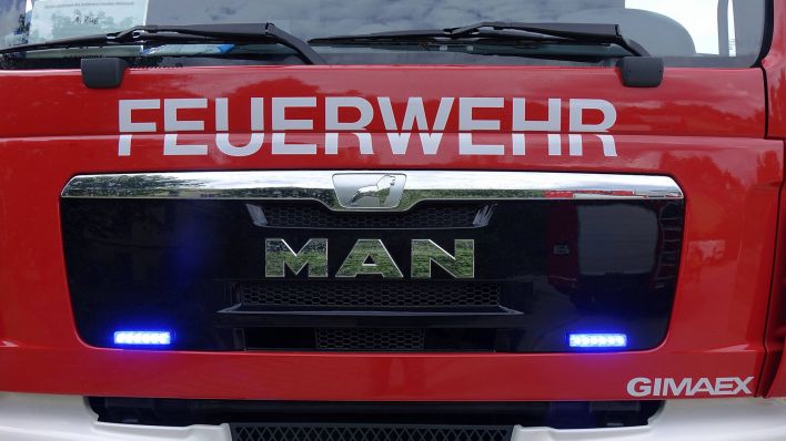 Symbolbild: Ein Feuerwehrauto ist am 09.08.2021 in Brandenburg im Einsatz. (Quelle: Imago Images/Sascha Steinach)