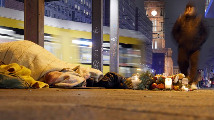 Unter der S-Bahnbrücke am Alexanderplatz haben Obdachlose am 22.12.2021 eine Schlafstatt eingerichtet. (Quelle: Imago Images/Sabine Gudath)