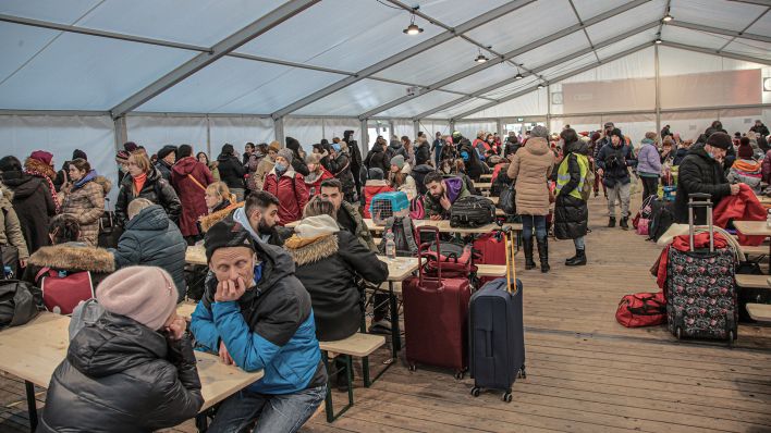 Symbolbild: Flüchtlinge warten auf weitere Verteilung an die Flüchtlingsunterkünfte (Quelle: IMAGO/rolf kremming)