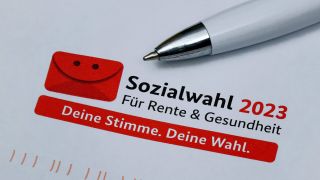 Auf einem Briefumschlag für die Sozialwahl 2023 liegt ein Kugelschreiber (Bild: imago images/Sascha Steinach)
