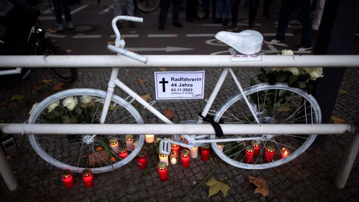 Mahnwache nach einem tödlichen Unfall mit einer Radfahrerin in Berlin-Wilmersdorf am 3.11.22 (Bild: imago images/Stefan Boness)