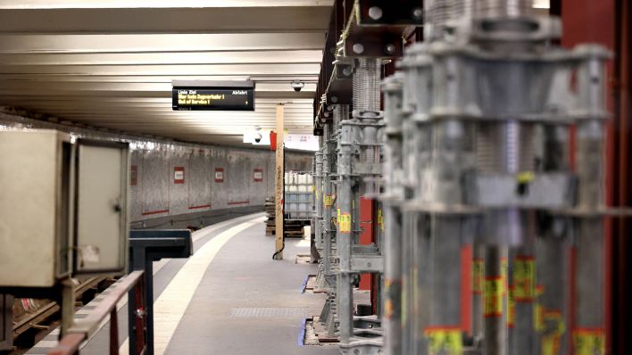 Ein Gleis der U2 am Alexanderplatz ist gesperrt, es wird gependelt. Der Bahnhof wird abgestützt, aufgenommen am 24.01.2023. (Quelle: Imago Images/Sabine Gudath)