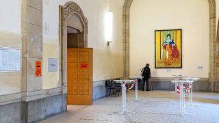 Im Festsaal des Rathaus Charlottenburg ist am 12.02.2023 ein Wahllokal eingerichtet. (Quelle: Imago Images/Stefan Zeitz)