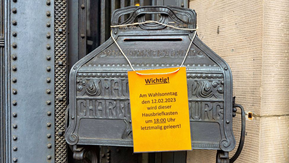 "Um 18.00 Uhr wird dieser Hausbriefkasten letztmalig geleert" steht auf einem Zettel im Rathaus Charlottenburg, das am 12.02.2023 als Wahllokal dient. (Quelle: Imago Images/Stefan Zeitz)