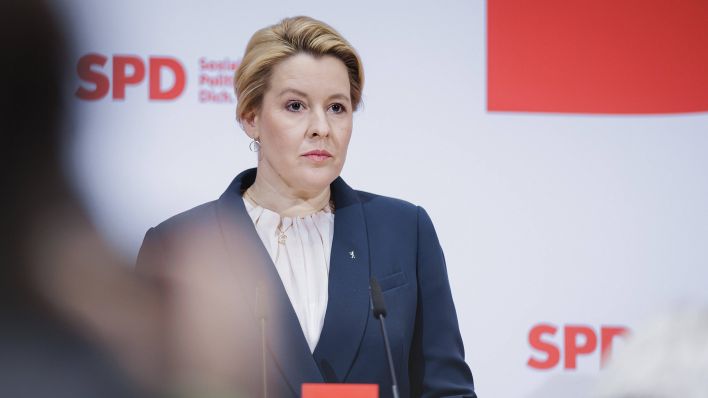 Franziska Giffey am 13.02.2023 bei einer Pressekonferenz anlässlich des Wahlausganges der Wahl zum Berliner Abgeordnetenhaus (Quelle: IMAGO/Felix Zahn)