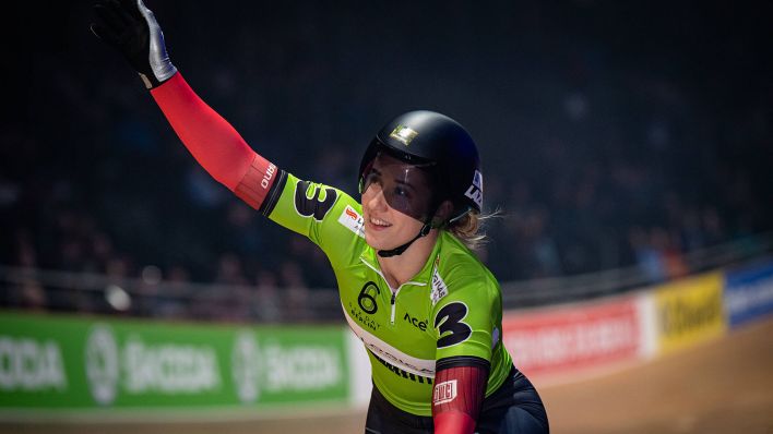 Bahnradfahrerin Pauline Grabosch winkt (Bild: Imago Images/frontalvision.com)