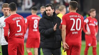 Hertha-Trainer Sandro Schwarz wird zukünftig wohl auf drei Innenverteidiger setzen. (Foto: IMAGO/Frank Hoermann / SVEN SIMO)