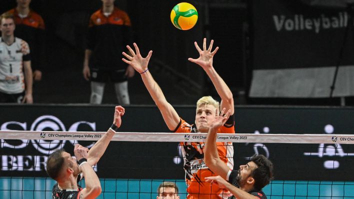 Volleys-Spieler Saso Stalekar springt zum Block hoch (Bild: Imago Images/Fotostand)