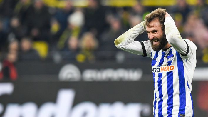 Hertha-Spieler Lucas Tousart fasst sich verärgert an den Kopf (Bild: Imago Images/Matthias Koch)