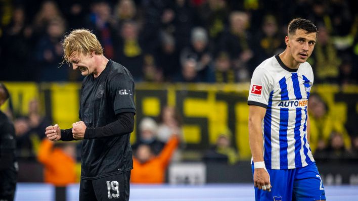 BVB-Spieler Julian Brandt jubelt, Hertha-Spieler Marc Oliver Kempf guckt frustriert (Bild: Imago Images/Moritz Müller)