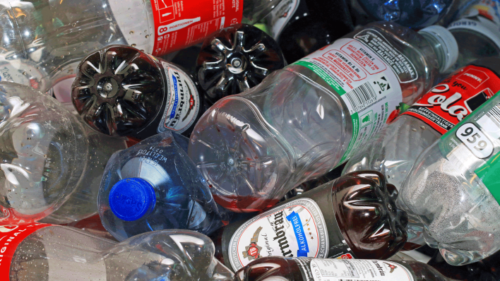 Viele verschiedene Pfandflaschen liegen auf einem Haufen (Quelle: imago/Gottfried Czepluch)