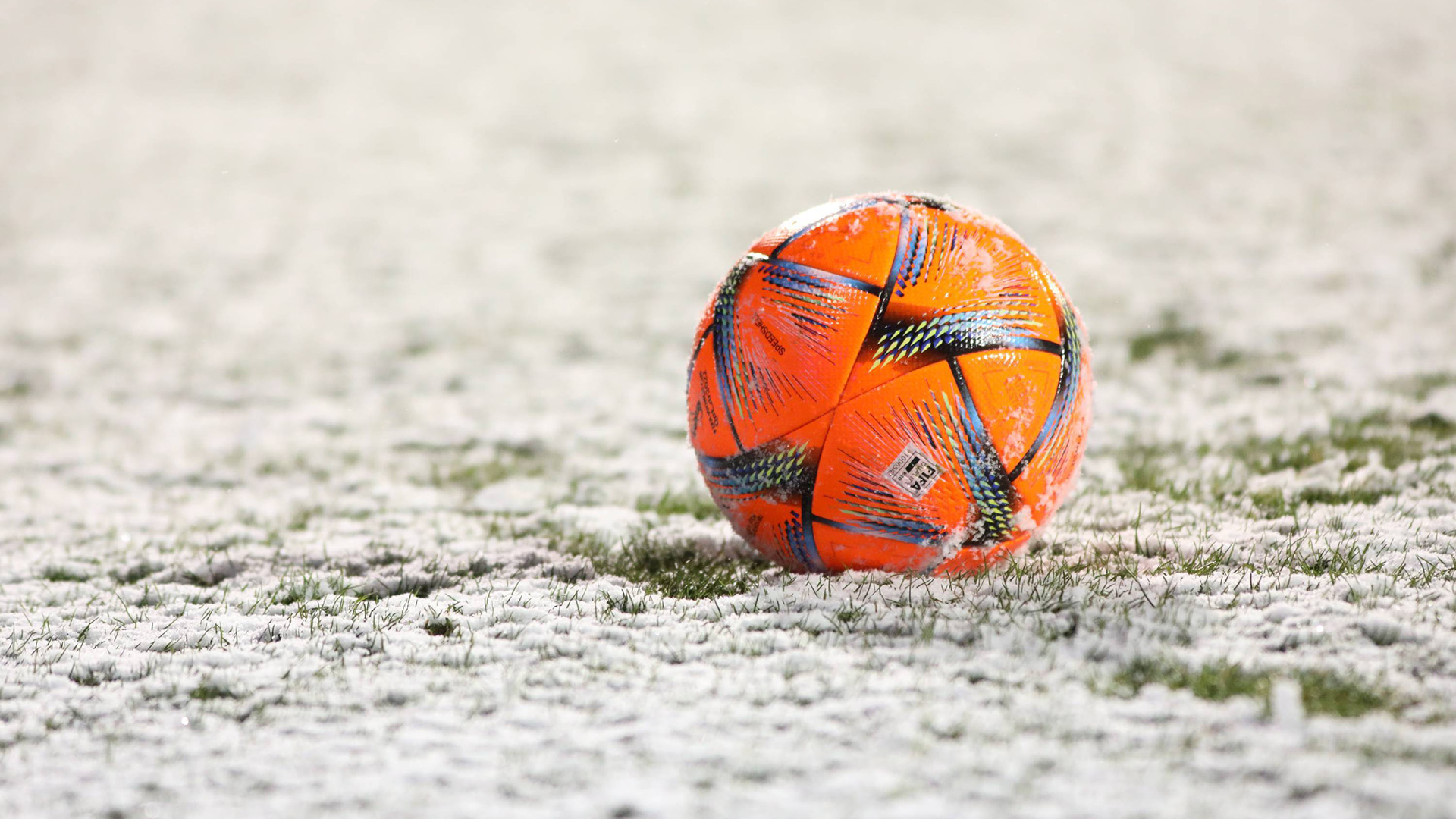 Ein Fußball liegt auf dem verschneiten Platz (imago images/Newspix)