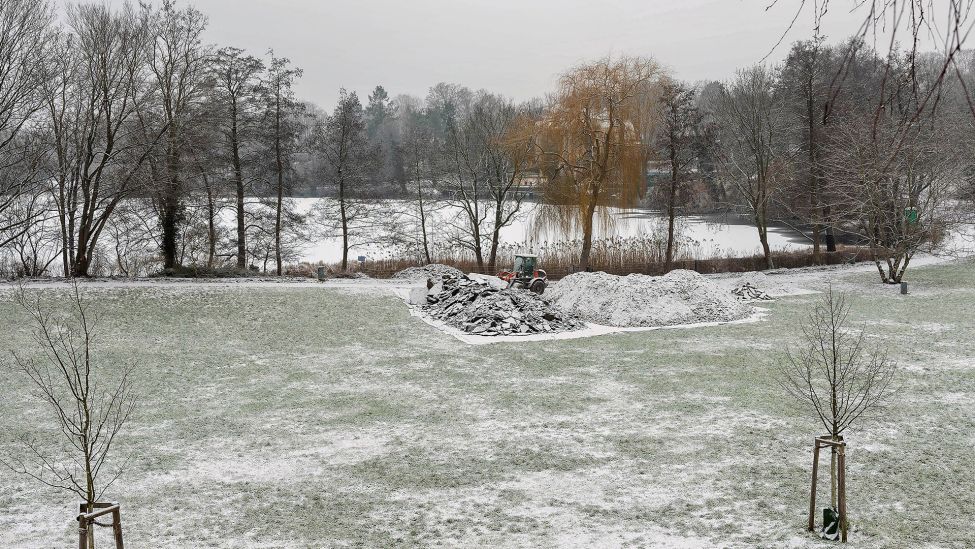 Auch auf der Wiese am Halensee liegt am Montag Morgen Schnee. (Quelle: imago images/S. Zeitz)