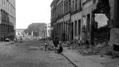 Kinder spielen 1945 zwischen zerstörten Häusern in Stettin (Quelle: Imago images)