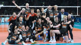 Die BR Volleys feiern ihren Pokalsieg. (Bild: IMAGO / Sports Press Photo)