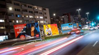 Symbolbild: Wahlplakate von Franziska Giffey SPD, Sebastian Czaja FDP und Kai Wegner CDU in Berlin am 19. Januar 2023. (Quelle: imago images/E. Contini)