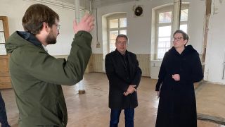 Architekt Christian Kannenberg erläutert Bundesbauministerin Klara Geywitz und Bürgermeister Oliver Hermann die Sanierungsarbeiten.(Quelle: rbb/Haase-Wendt)