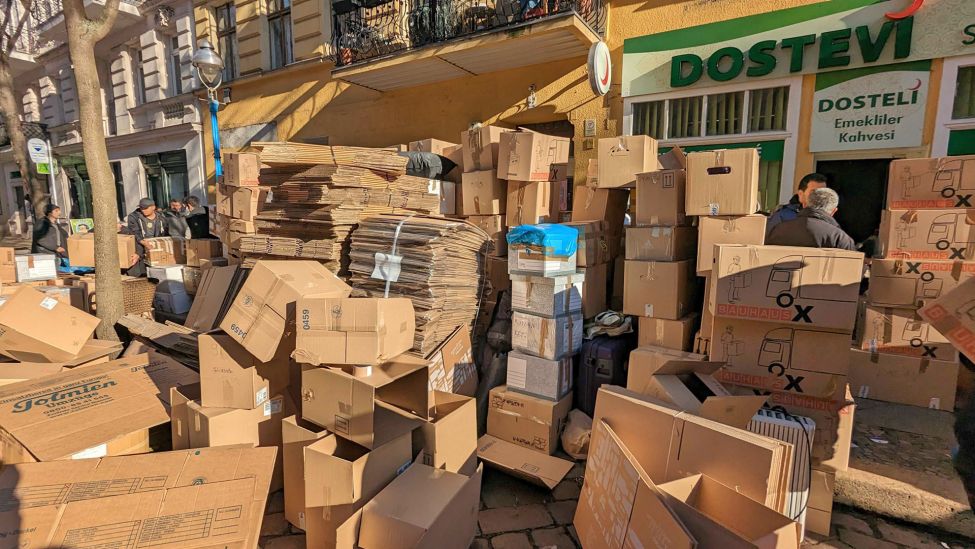 Kartons voller Spenden für die Opfer der Erdbebenkatastrophe in der Türkei, gesammelt am 07.02.2023 in Berlin-Moabit, vor den Räumen des Pflegedienstes Dosteli (Quelle: rbb / Schneider).