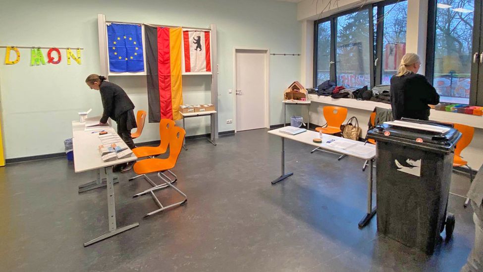 Ein als Wahlurne umgebauter Mülleimer am 12.02.2023 in Berlin. (Quelle: rbb)
