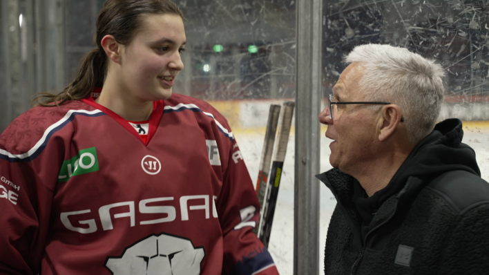 Eishockeyspielerin Julie Lee neben ihrem Großvater Peter John Lee (Bild: rbb)