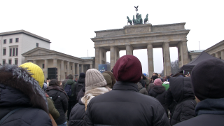 Berliner sind zu einer Gedenkveranstaltung für die Opfer der schweren Erdbeben in der Türkei und Syrien am 11.02.2023 zum Brandenburger Tor gekommen. (Quelle: rbb)
