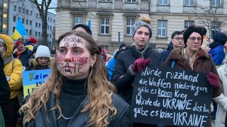 In Frankfurt (Oder) demonstrierten am Freitag mindestens 500 Menschen gegen den russischen Angriffskrieg auf die Ukraine. (Quelle: rbb/Robert Schwaß)