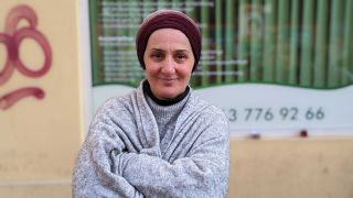 Safiye Ergün, Leiterin des Pflegedienstes Dosteli in Berlin-Moabit, am 07.02.2023 bei einer Spendensammelaktion vor den Räumen ihrer Firma für die Opfer der Erdbebenkatastrophe in der Türkei. (Quelle: rbb / Schneider).