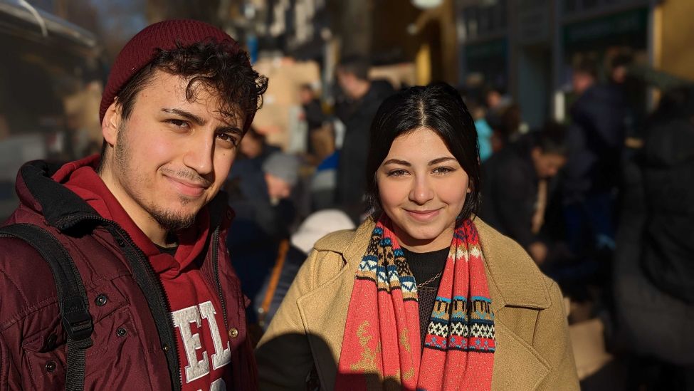Die türkische Studentin Sevval und ihr Freund helfen ehrenamtlich bei einer Spendensammelaktion für die Opfer der Erdbebenkatastrophe in der Türkei am 07.02.2023 vor den Räumen eines Pflegedienstes in Berlin-Moabit. (Quelle: rbb / Schneider)