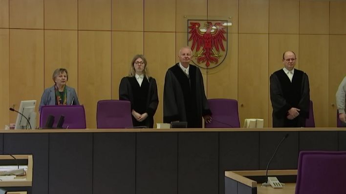 Anne-Dore Schlecht als Schöffin vor dem Landgericht Neuruppin (Quelle: rbb/Brandenburg aktuell)