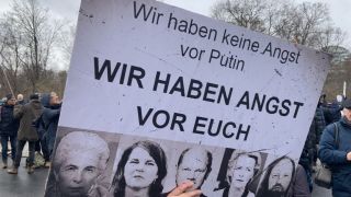 Demonstration gegen Waffenlieferungen am 25.2.23 in Berlin (Bild: rbb/Olaf Sundermeyer)