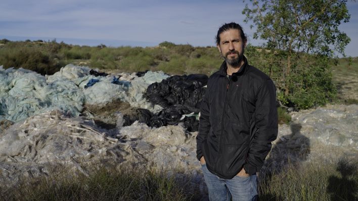 Der Umweltschützer Marcos Diéguez vor einer illegalen Müllhalde von Treibhausplastik (Quelle: Jan Wiese)