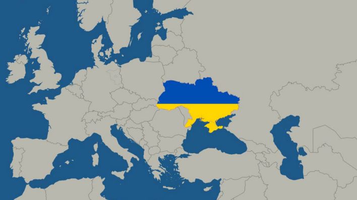 Eine blau-gelb umrissene Karte der Ukraine innerhalb von Europa. (Bild: rbb)
