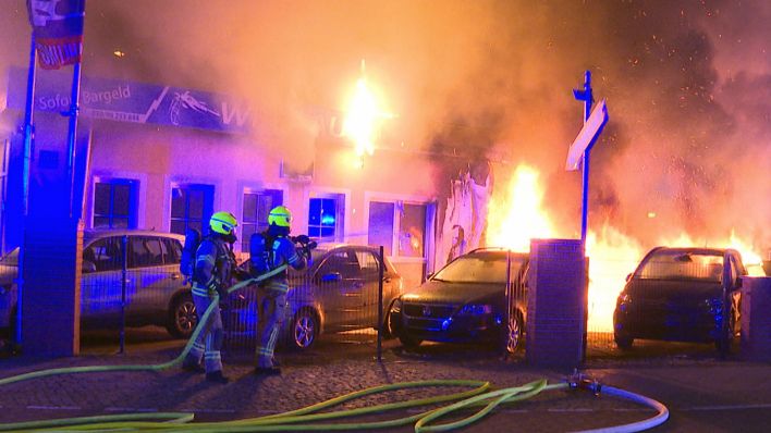 Am 12.03.2023 brannten ein Geschäftsgebäude eines Autohandels am Adlergestell in Schmöckwitz mit 100 m² und 15 Pkw. (Quelle: Morris Pudwell)