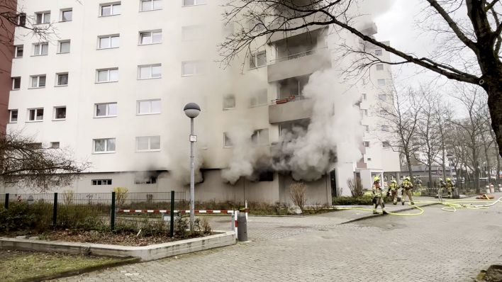 Malaise Scarp Riskeren Märkisches Viertel: Brand in Hochhaus gelöscht - 38 Wohnungen vorerst  unbewohnbar | rbb24